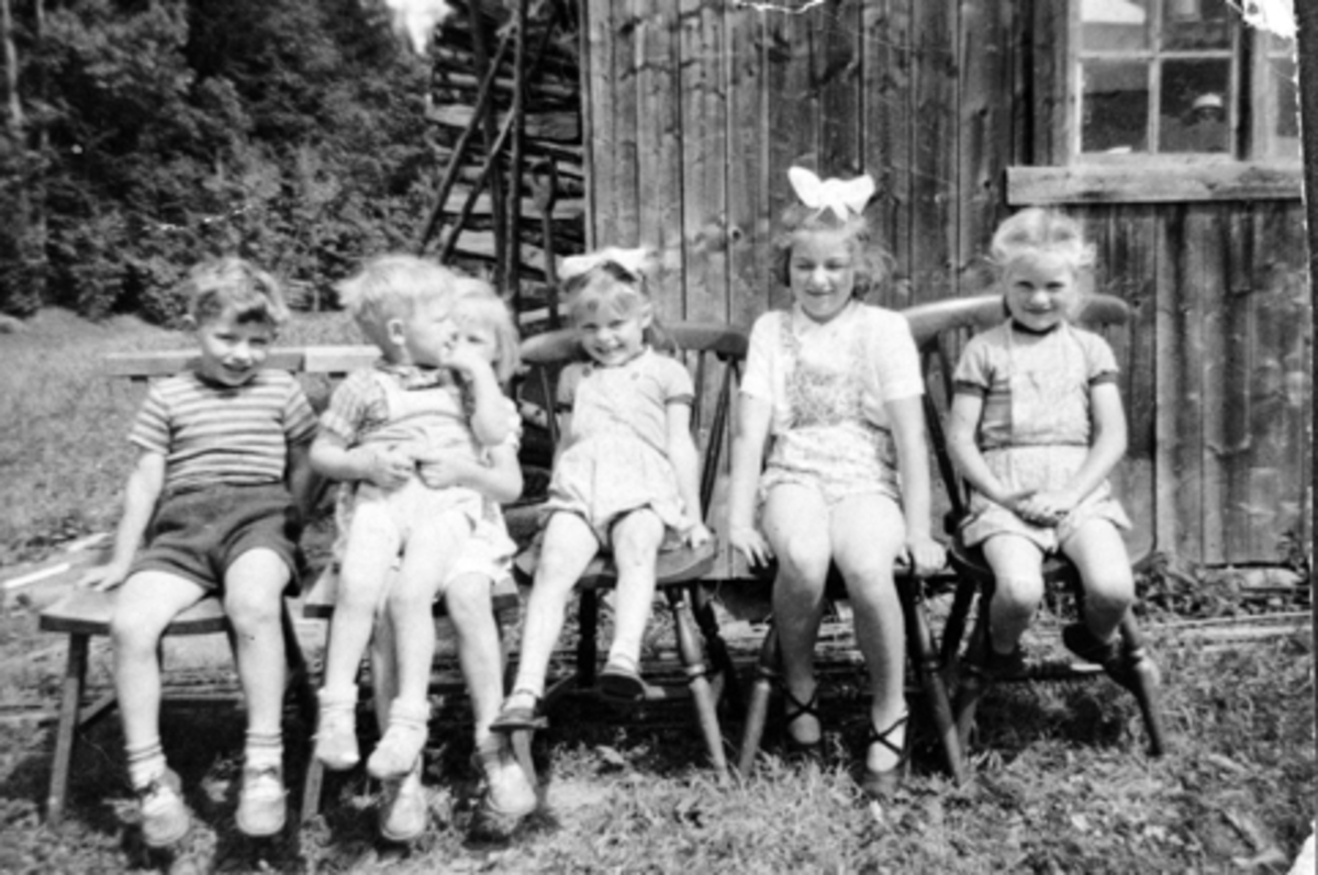 Anno Domkirkeodden, Gruppe med 6 barn. Fra venstre er Jarle Skaar, Anne Marie Arneberg med broren Anders på fanget, Laila Godager, Oliv Skaar, May Gislaug Godager. Engelstad, Furnes, Ringsaker.