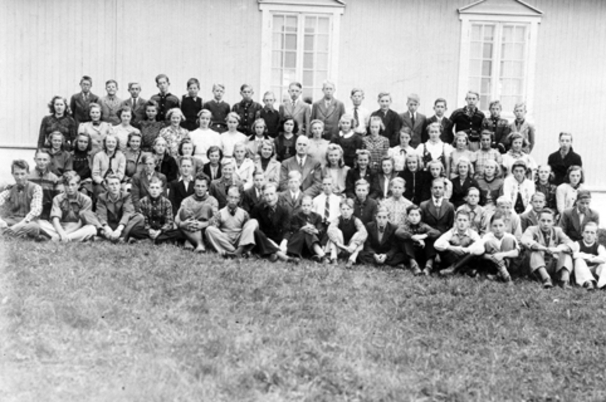 Anno Domkirkeodden, Stor gruppe konfirmanter foran bedehuset Karmel, Furnes, Ringsaker. I midten er presten Birger Sinding.