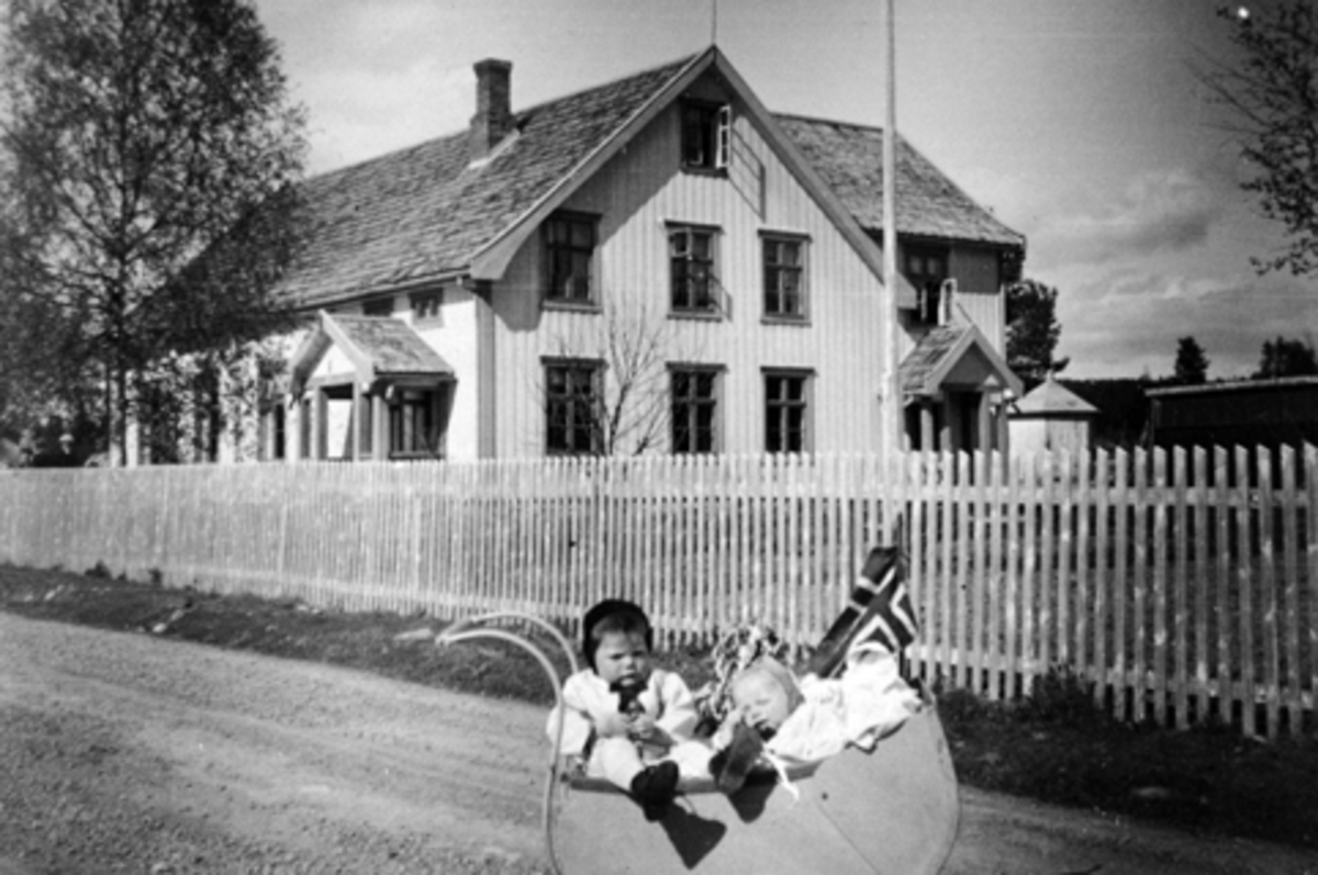 Anno Domkirkeodden, Eksteriør, Åsheim bedehus, Nybygda, Ringsaker, I forgrunnen er barnevogn med småbarn og flagg.