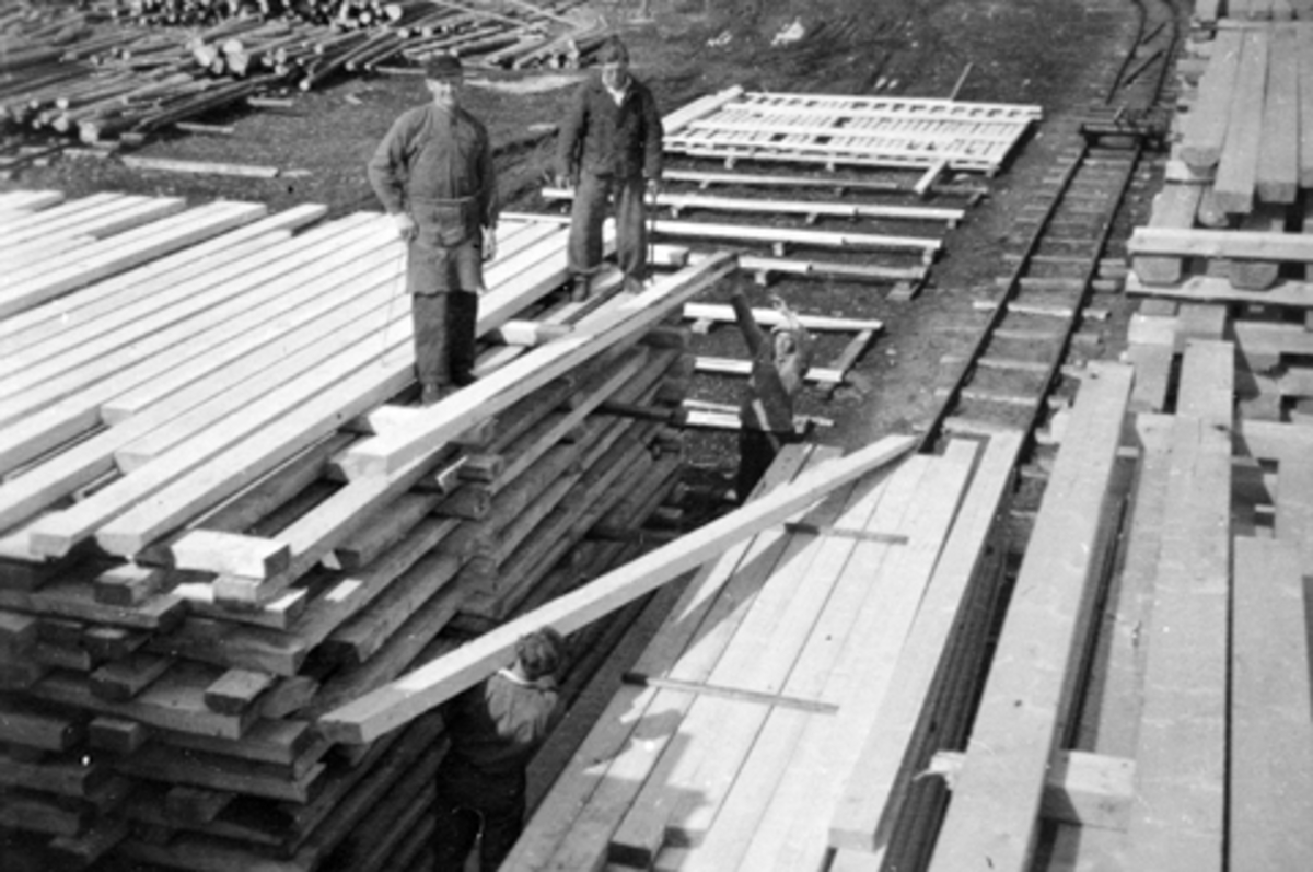 Anno Domkirkeodden, Langmosaga, Brumunddal. 2 menn stabler plank. Fra venstre er Einar Skogstad, Olav Landgård.