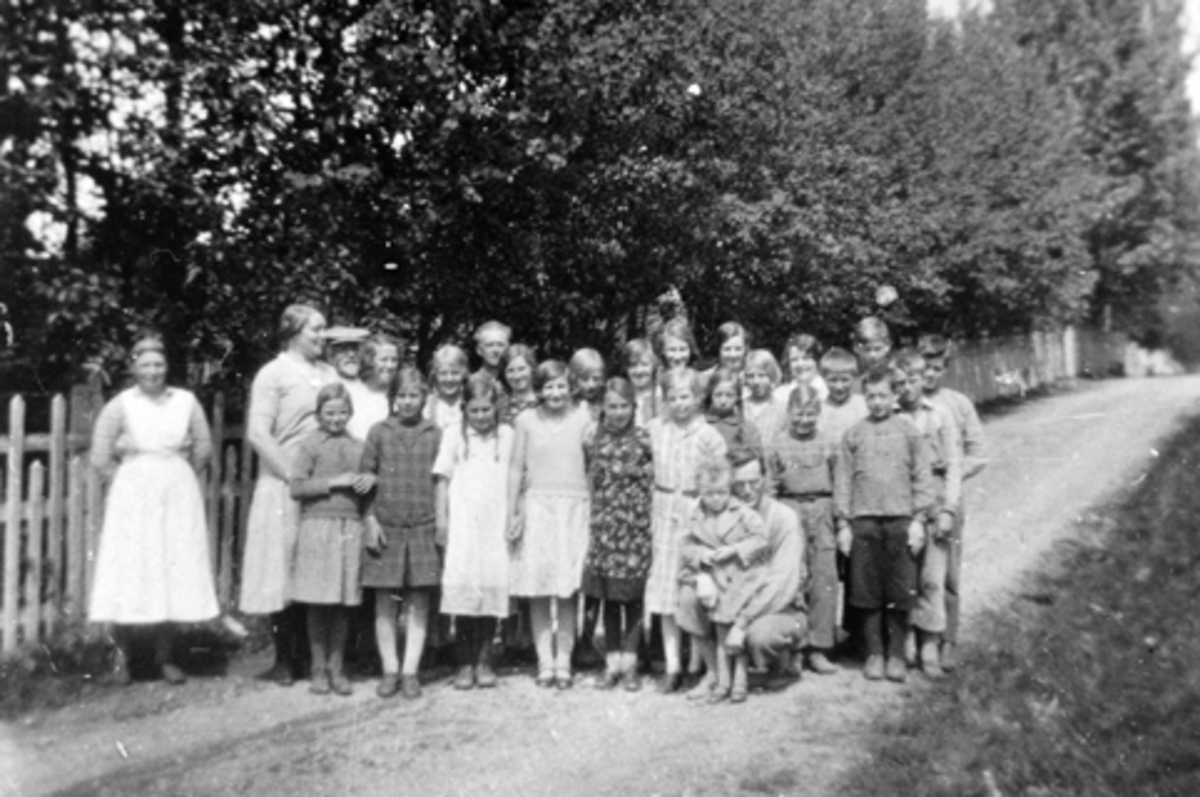 Anno Domkirkeodden, Elever og lærere ved Mauset skole, Brumunddal.