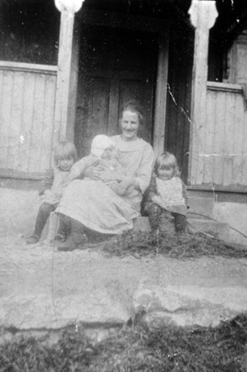 Anno Domkirkeodden, Liberg, Furnes. Gruppe 4, mor og barn. Klara Berg f. Slettum 1898, Lesjaskog. F.v Karin Berg f. 1922, Gudrunn Berg f. 1925 Jorunn Berg f. 1924.