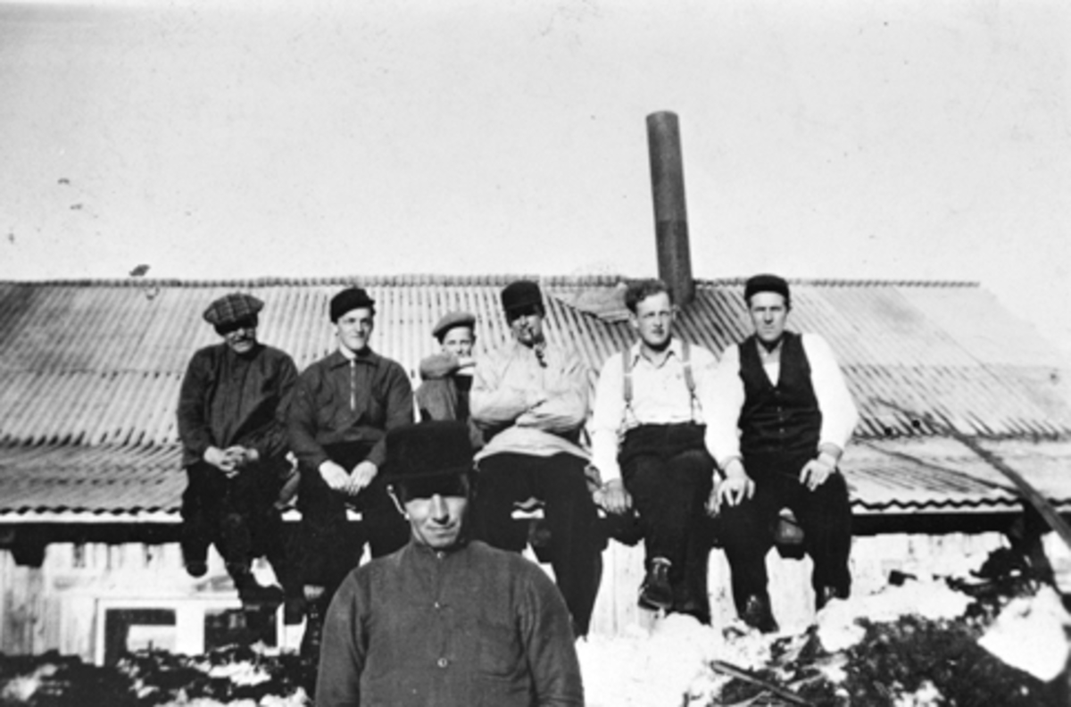 Anno Domkirkeodden, 7 arbeidere på Elvstusaga. Fra venstre er Jørgen Rognlidalen, ukjent, ukjent, ukjent, Harald Høgsveen, Peder Tåsåsbakken, foran Kåre Godager, Furnes Almenning.