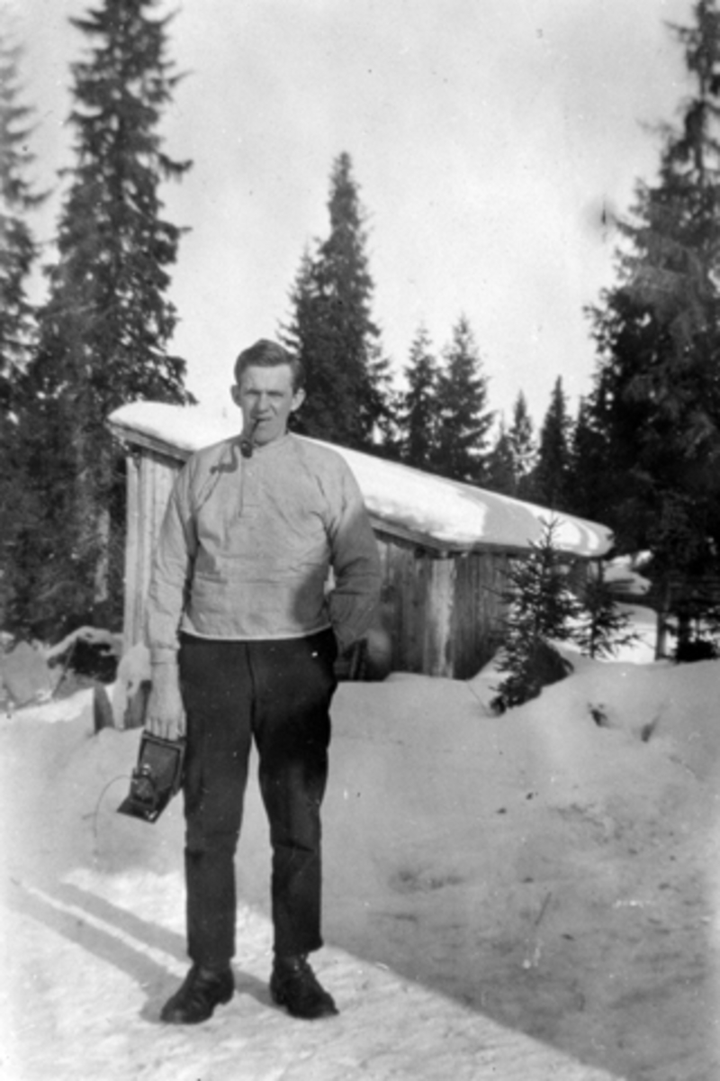 Anno Domkirkeodden, Peder Tåsåsen med fotoapparat, Elvstusaga, Furnes Almenning.