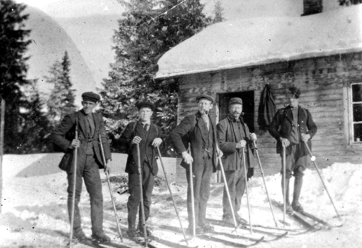 Anno Domkirkeodden, Petsamo, Furnes Almenning. Gruppe menn på ski. Fra venstre er Peder Tåsåsen, Georg Sanden, Johs. Arneberg, Kristian Rognlidalen, Lars Rognlidalen og Lars Tåsåsen.