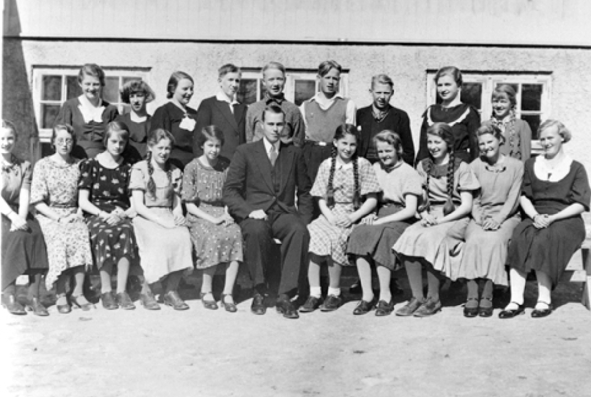 Anno Domkirkeodden, Elever og lærer Einar Øvergaard f.1912 ved fortsettelsesskole Nes, Helgøya skole.