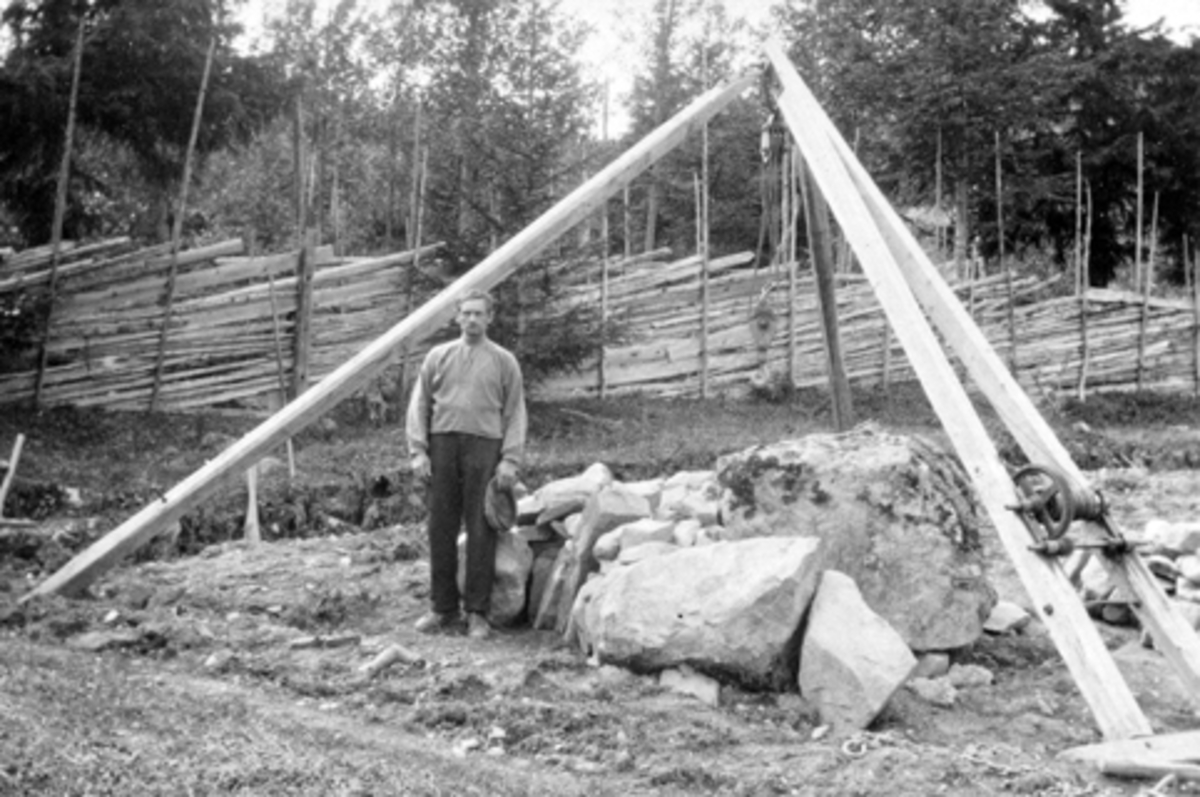 Anno Domkirkeodden, Mann med stubbebryter, stor stein, skigard, Dæli gård, Brøttum, Ringsaker.