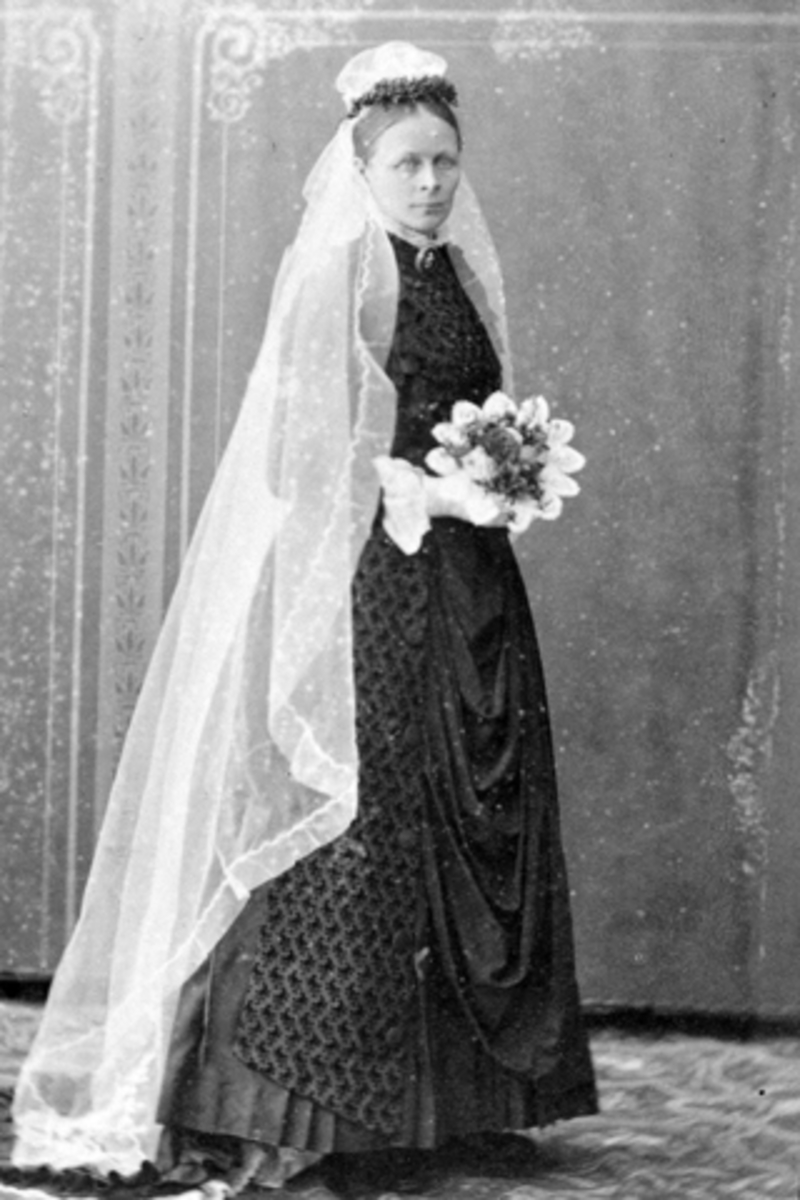 Anno Domkirkeodden, Portrett, Berthe Skoug F. Hundskjold i svart brudekjole med hvitt slør. Brøttum, Ringsaker.