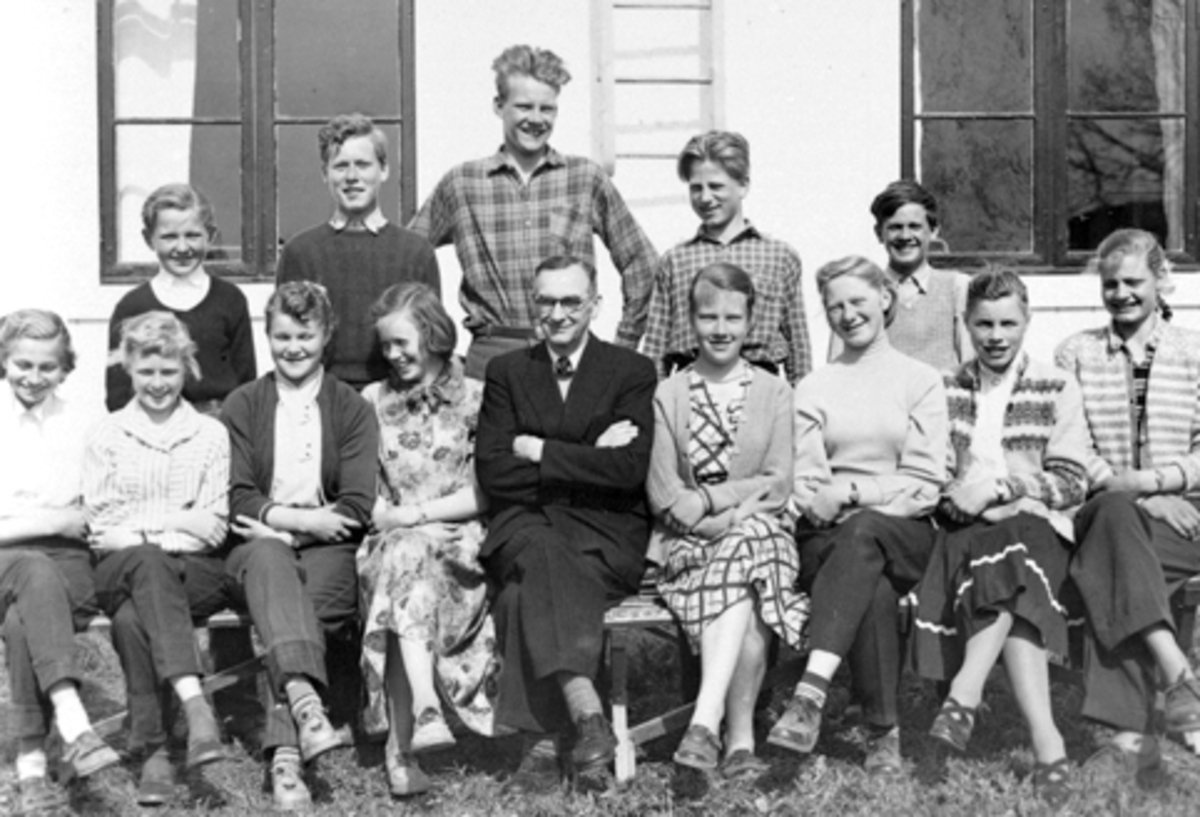 Anno Domkirkeodden, Skoleelver med lærer. Sjette klasse ved Dæhli skole, Nes, Hedmark. Foran fra venstre er Gerd Martinsen, Eli Amalie Bentzen, Anne M. Helgeby, Birgit Lie, lærer Lars Skoug, Karin Strand, Karen Kaulum, Turid Grasbakken, Karen Grønlien. Bak fra venstre er Nils O. Petrud, Kristian Nordby, Ingar Rønning,…