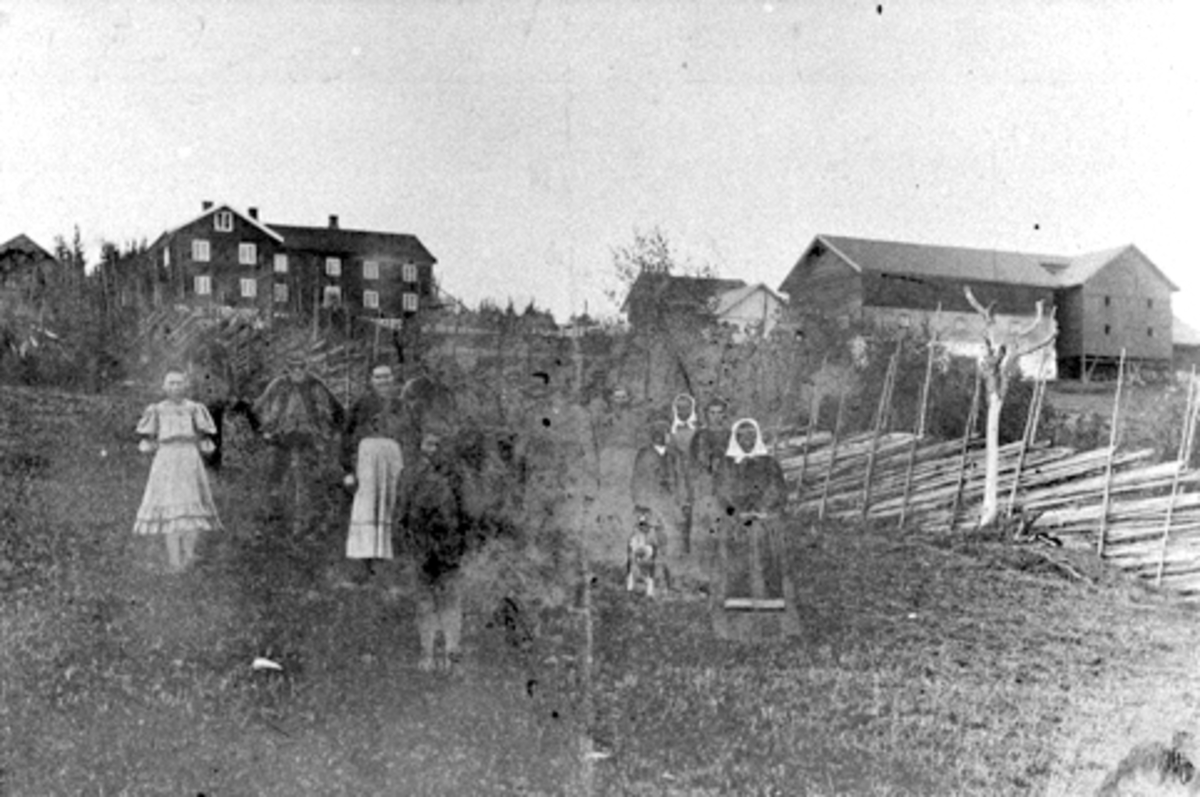 Anno Domkirkeodden, Eksteriør, gardsbruk, Solberg, Brøttum, Ringsaker. Folk i forgrunn.