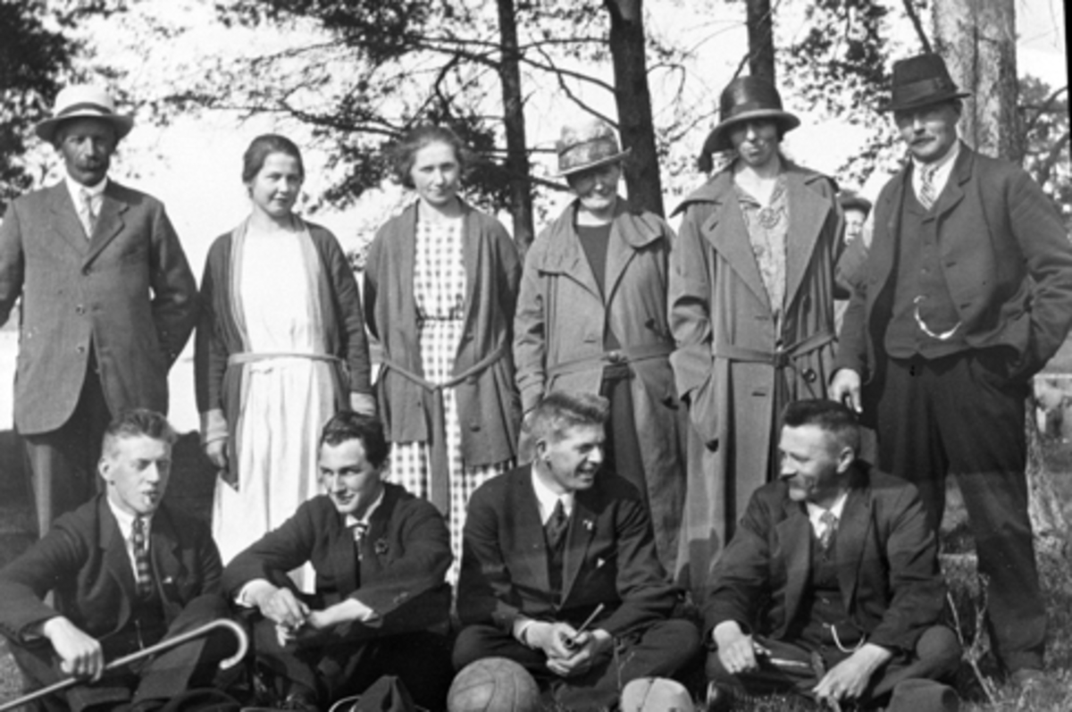 Anno Domkirkeodden, 10 menn og damer fra Toftes Gave, Helgøya, Trolig personal som er på Skurven.