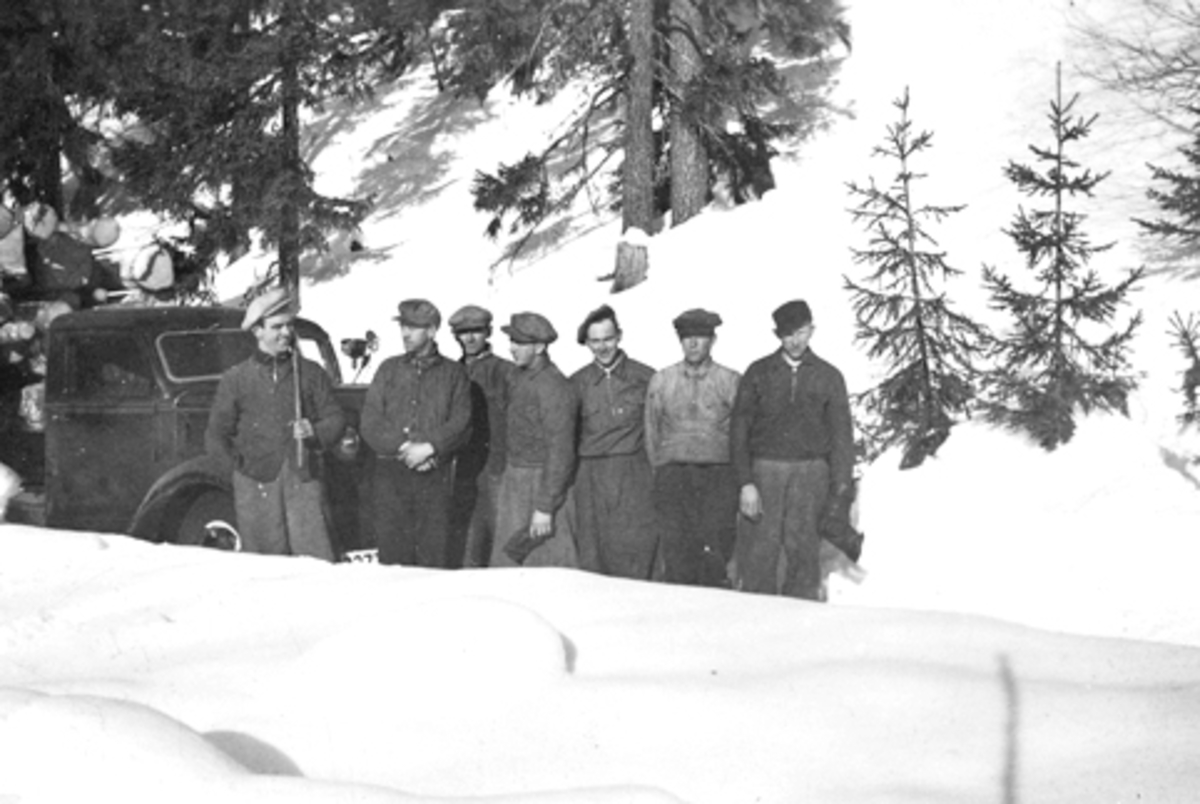 Anno Domkirkeodden, Gruppe skogsarbeidere foran lastebil ved Basarud, Furnes Almenning. Fra venstre er Asbjørn Havik, Einar Jevanord, Hjalmar Havik, Alf Nordengen, Asbjørn Rønningen, Magne Solheim, Ole Røset.
