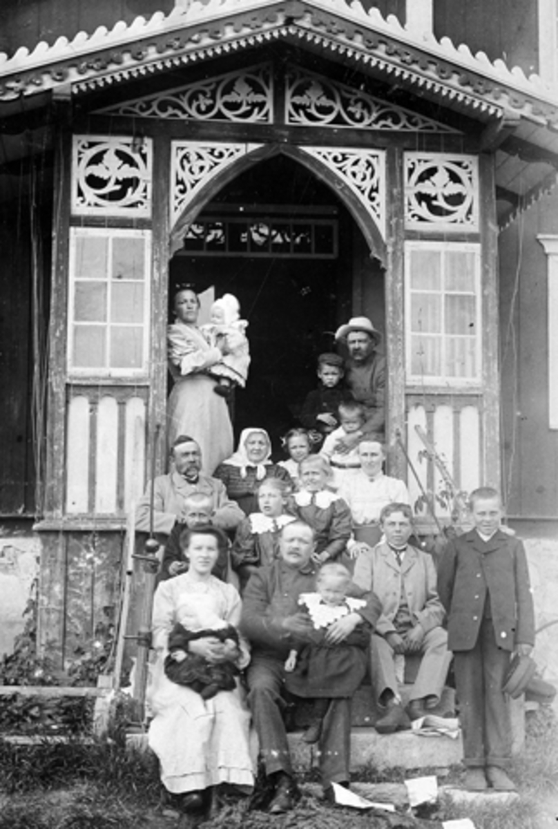 Anno Domkirkeodden, Stor gruppe på trappa på Alhaug østre, Hamar. Bakerst er Julie med Marthe og Peder med Lars og Petter. Nederste rad er bestefar Lars, oldemor Vetten, Sedsel, Karen og Kerstin. Foran er Lars og Kerstins fire barn. Foran er Johanne med Karen, Johannes med Margit. Til slutt fjøsgutten Johan Olsen.