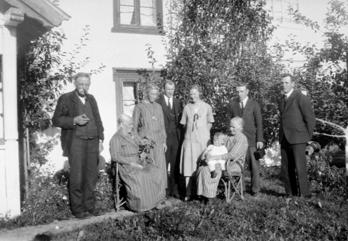 Anno Domkirkeodden, Familien Sween, foran hovedbygningen på Valsigsveen, Furnes, Ringsaker. Fra venstre er Bernt, Berthe, Lundgård, Oline, Oscar, Lisbeth. Sittende er Marie med Borger, Birger og Ragnar.
