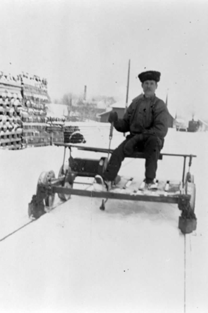 Anno Domkirkeodden, Nils J. Hegre på sin dresin ved Brumunddal jernbanestasjon i 1912. Vinter.
