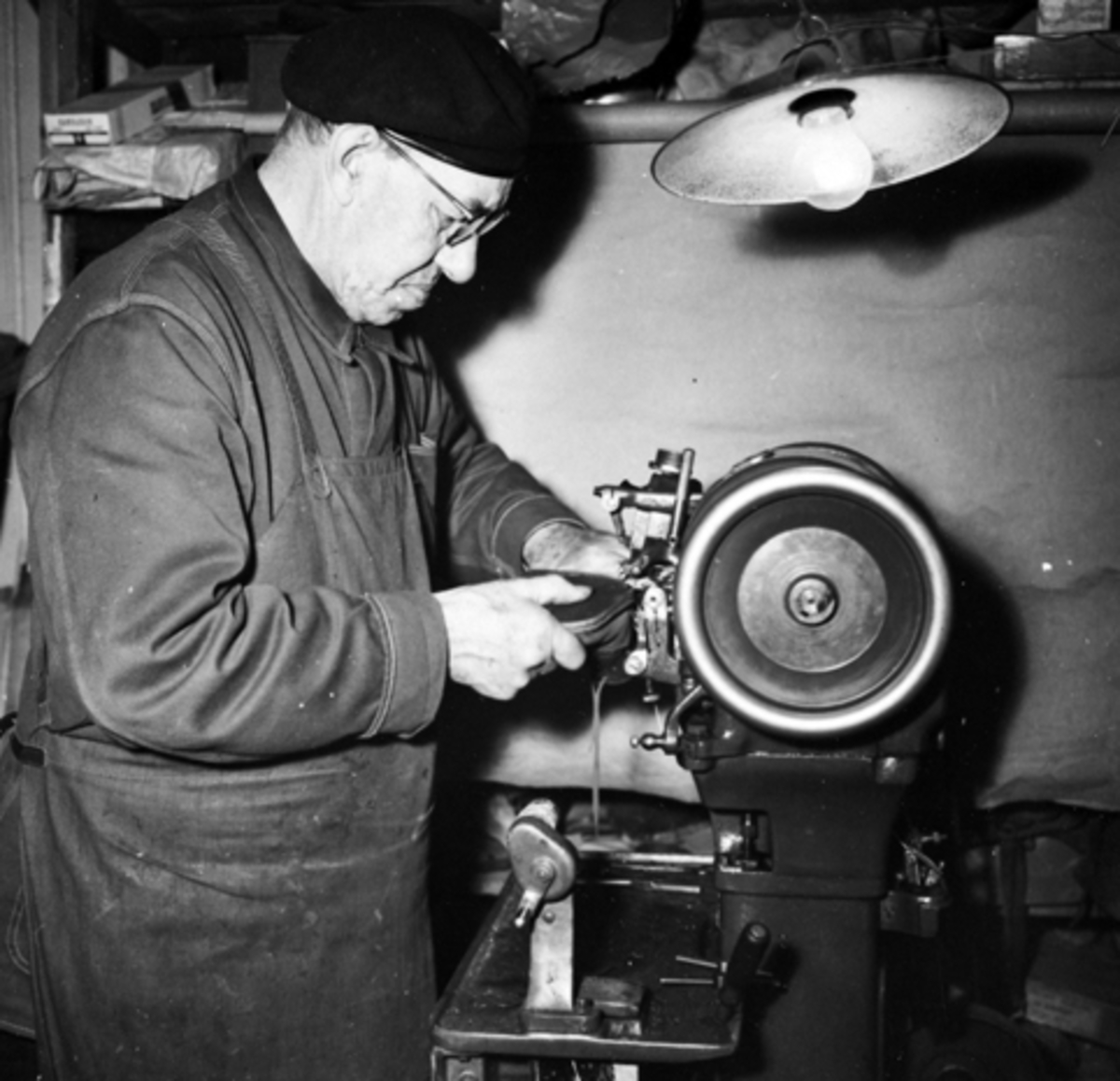 Anno Domkirkeodden, Interiør, skomakerverksted, skomaker Aksel Ludvig Andersen syr såler på sko med maskin. Heimdal, Gamlegata 12, Brumunddal.