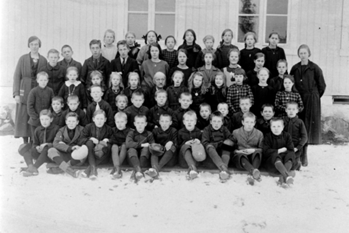 Anno Domkirkeodden, Skoleklasser med lærere på Mauset skole, Brumunddal. Vinter.