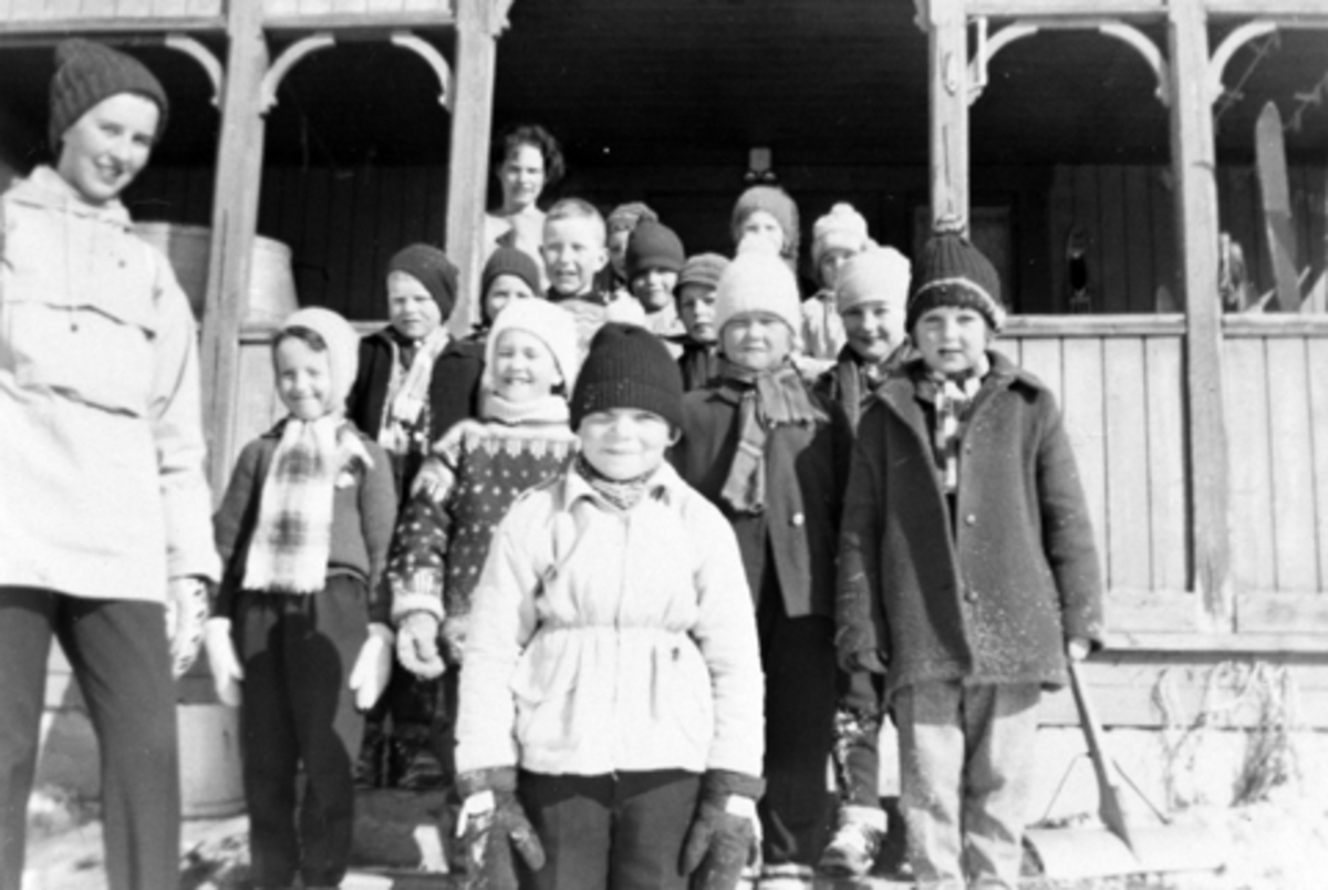 Anno Domkirkeodden, Første klasse fra Mauset skole på skitur i 1963. Lærer er Gudbjørg Skelbred.