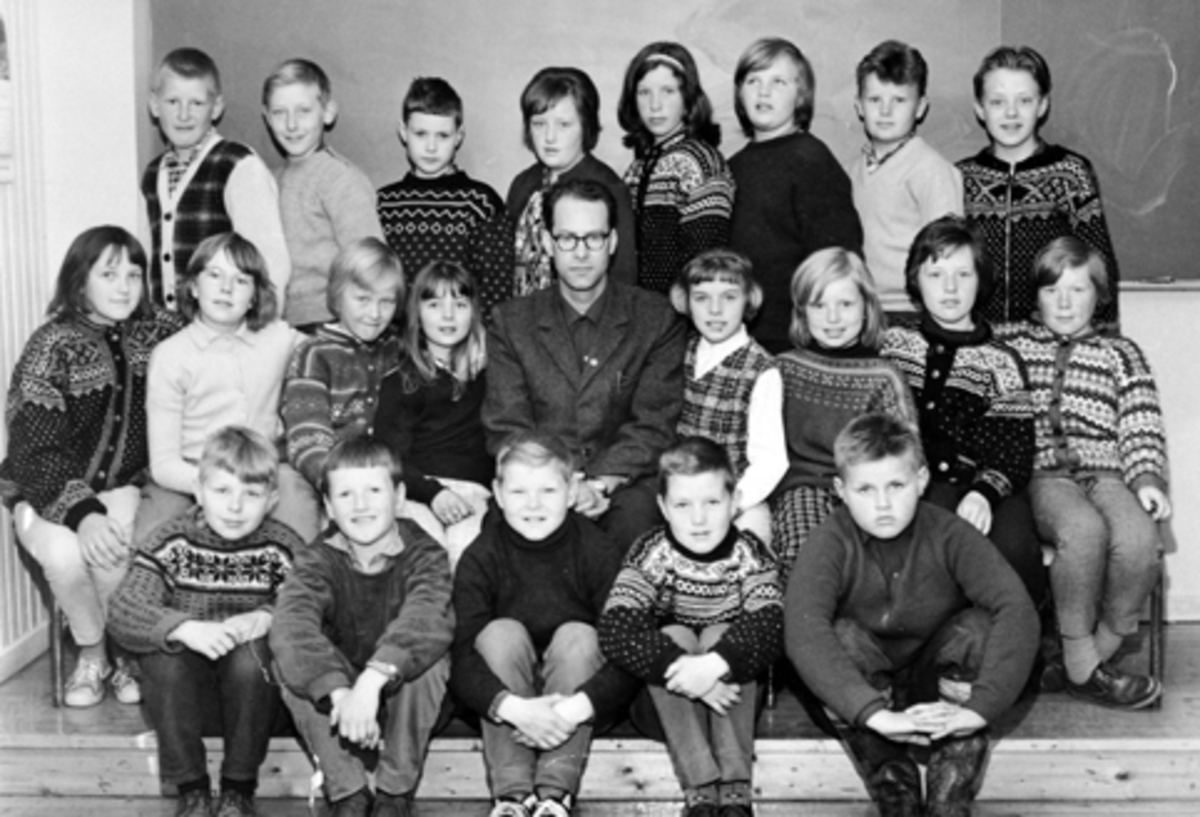 Anno Domkirkeodden, Fjerde og femte klasse ved Mauset skole, Brumunddal i 1964/65. Første rekke fra venstre er Arild Bakåsmoen, Tormod Syversen, Olav Øverli, Ole Kjendlie, Magne Hovde. Andre rekke fra venstre er Anne Grete Brendstuen, Kari Johanne Brenden, Tove Brattengen, Inger Lise Johansen, lærer Olav Jan Sættem, A…