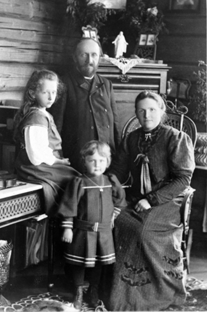 Anno Domkirkeodden, Familiegruppe. Opplysninger skrevet bak på kopi "Pauline og J. Mauset". Hr. M. Kurud og frue.