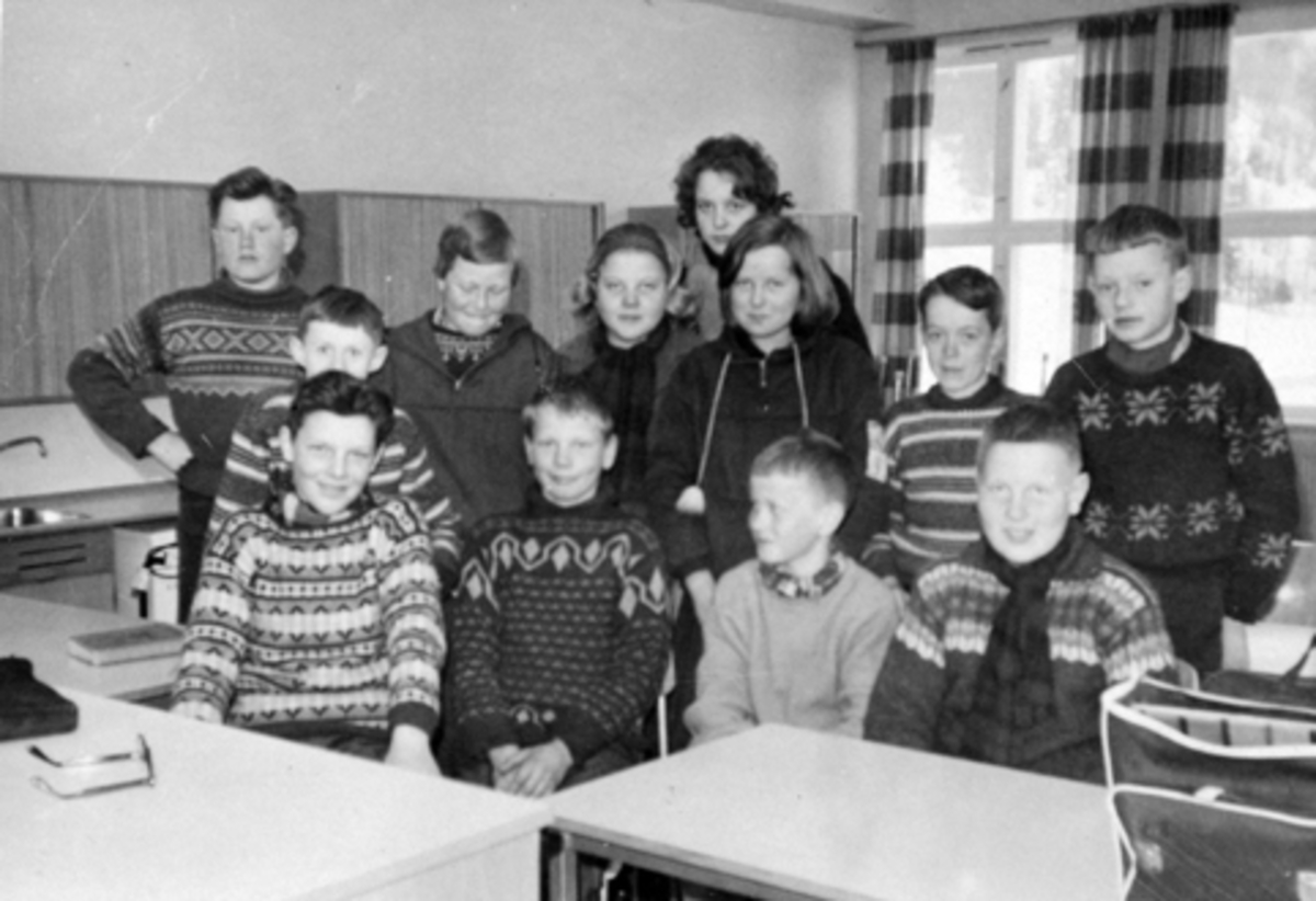 Anno Domkirkeodden, Elever i klasserom på Mauset skole, Brumunddal. Samme elever som 412-13972..