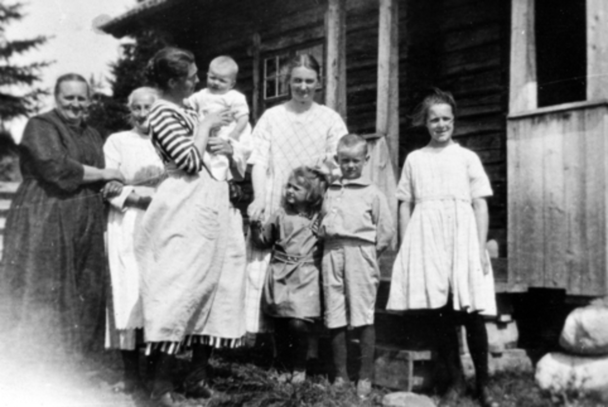 Anno Domkirkeodden, Ukjente kvinner og barn på Lauvlia seter, Ringsakerfjellet i 1923.
