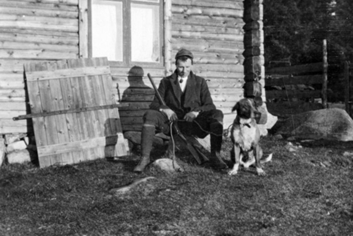 Anno Domkirkeodden, Ukjent jeger (gardbruker på Bjørnstad, Nes, Hedmark?) med hunden "Saug" på Lauvlia seter i Ringsakerfjellet.