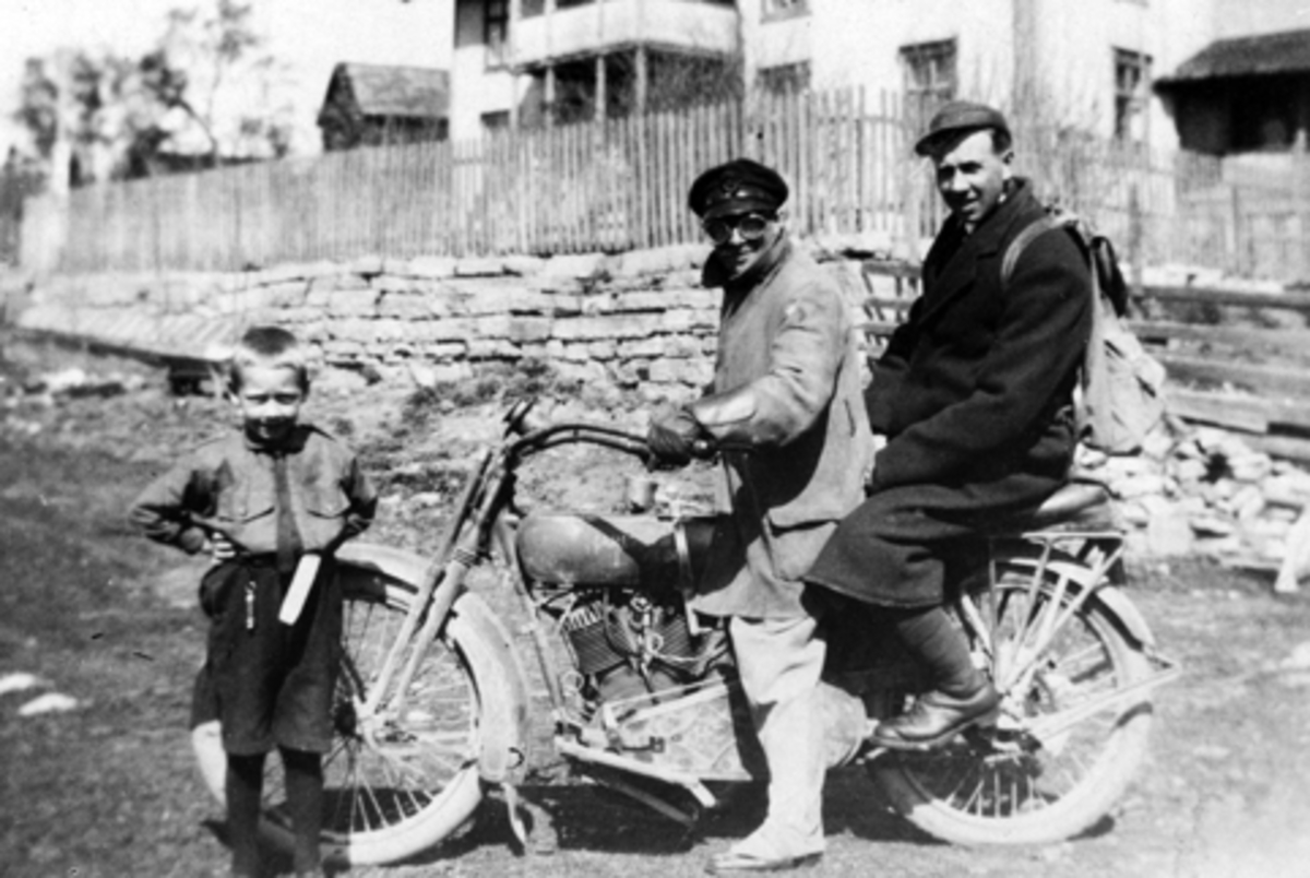 Anno Domkirkeodden, Fra venstre er Erling Feiring (1915-1988), ukjent og Asbjørn Feiring (1882-1967). Motorsykkel på tunet på Bjørnstad, Nes, Hedmark. Klar for tur til Løvlia seter.