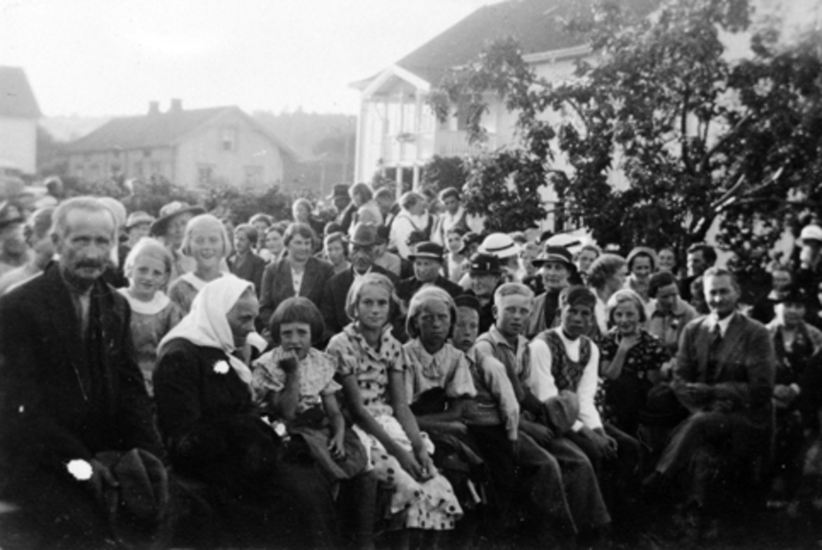 Anno Domkirkeodden, Olsokmesse på Baldishol gard, Nes, Hedmark, 29.7.1937, Prest A. Lund forettet for en stor forsamling på tunet.