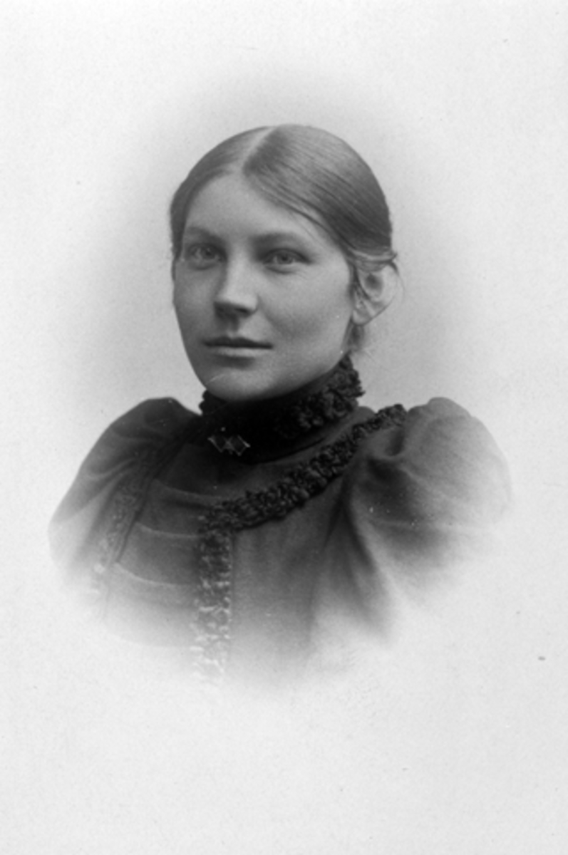 Anno Domkirkeodden, Augusta Arnesdatter Saugstad, (1865-1950), gift 19/8-1893 med handelsbestyrer Johan Stenseng, Ringstrand, Ringsaker.