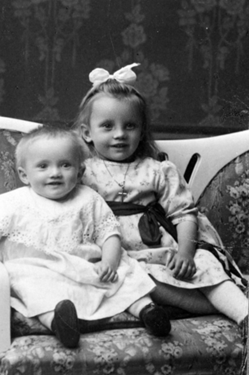 Anno Domkirkeodden, Portrett, Valborg Marie og Asta Pauline Henrichsen.