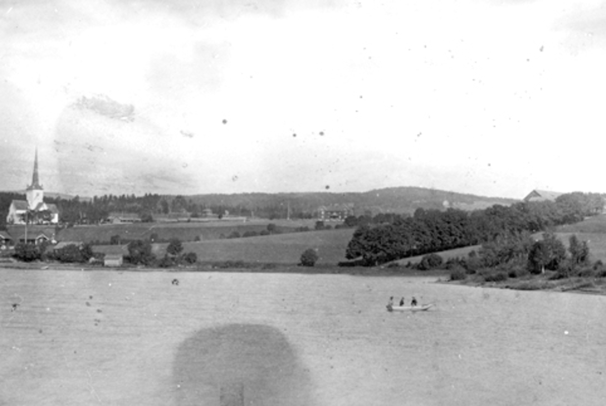 Anno Domkirkeodden, Landskap ved Ringsaker kirke, Ringstrand, Tingvang, Ringsaker lille. Robåt på Mjøsa.