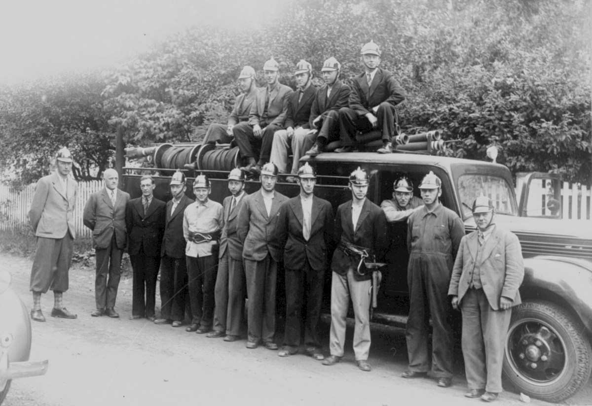 Anno Domkirkeodden, Moelven Brannvesen, gruppe ukjente brannmenn foran brannbil.. Ford V8 årsmodell 1938-39.