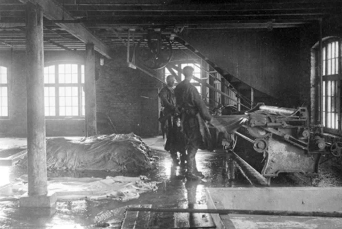 Anno Domkirkeodden, Bruvold mølle, garveriet, lærfabrikken, interiør, to menn valser huder.