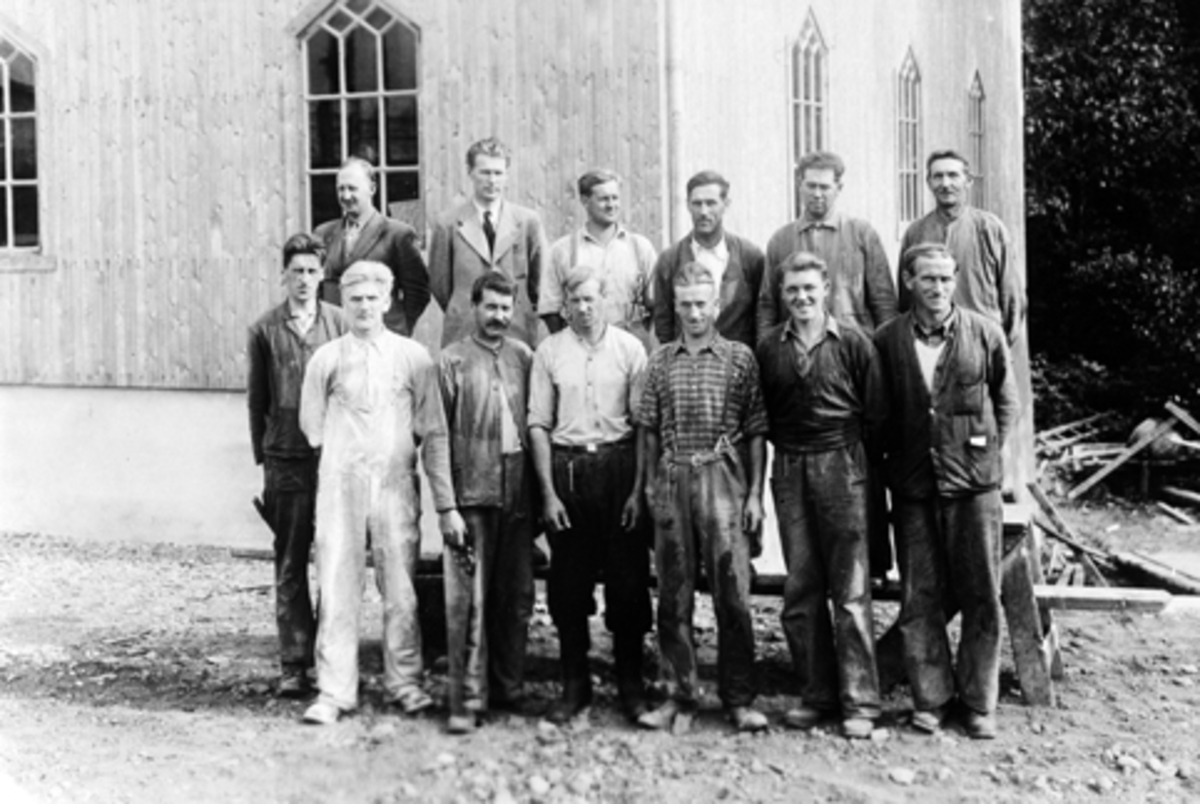 Anno Domkirkeodden, Bruvold mølle, Moelv. Gruppe håndverkere. Bak fra venstre er Leif Tørud, Ivar Sundgaard, Sigurd Eng, ukjent, Lars Hagen, ukjent. Foran fra venstre er elektriker Sverre Baardseth, Arne Bruvold, byggmester Haug, ukjent, ukjent, Haug jr., elektriker Lars Larsen.