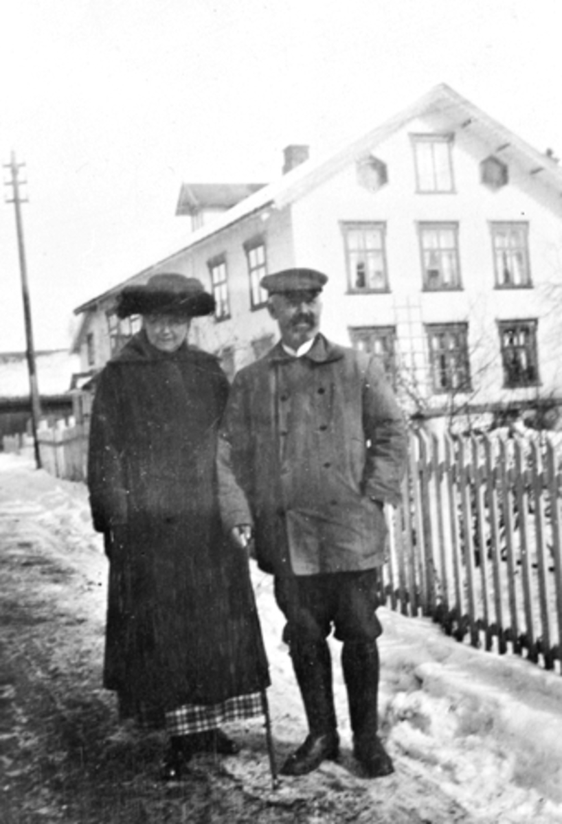 Anno Domkirkeodden, Bruvold mølle, Moelv. Hans og Laura Sundgaard foran hovedbygningen, påsekn 1923.