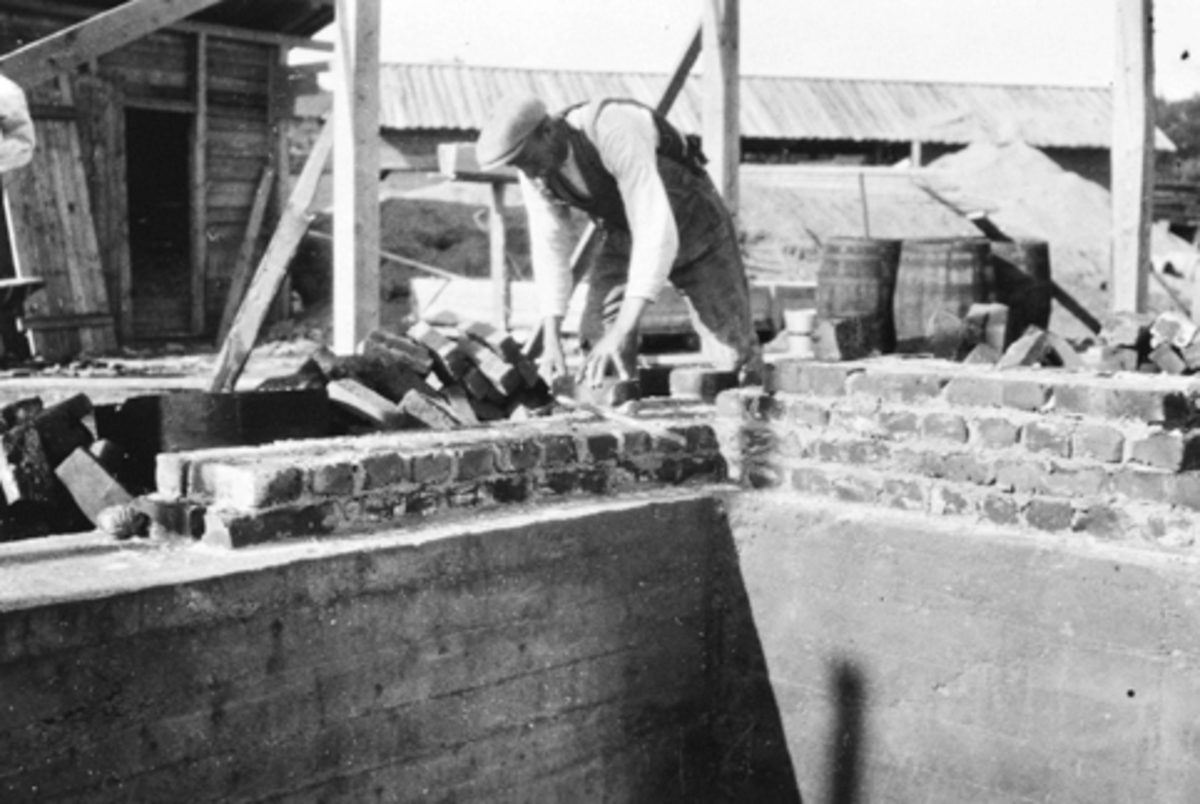 Anno Domkirkeodden, Bruvold mølle, Moelv. Hans Sundgaards lærfabrikk, bygging av fabrikken, ukjent murer.
