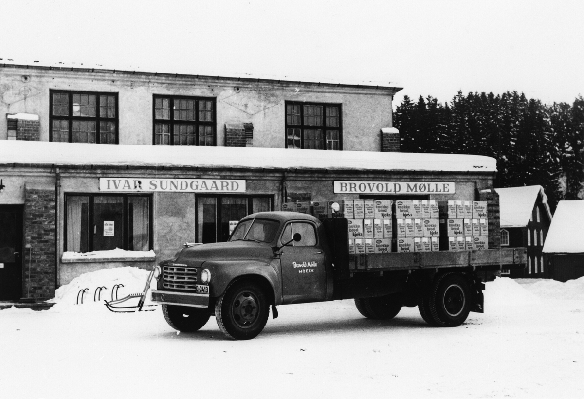 Anno Domkirkeodden, Bruvold Mølle, Ivar Sundgaard knekkebrødfabrikk, Moelv, Ringsaker. Lastebil, en Studebaker 1949-53 , D-3413 fra Brovold Mølle. Esker med "Alles Knekkebrød Kjeks" fra Norsk Knekkebrødfabrikk på planet.