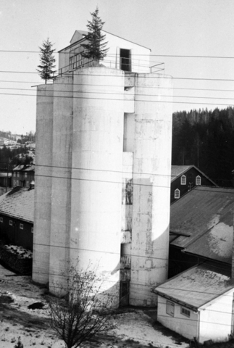Anno Domkirkeodden, Bruvold mølle, kornsilo ferdig bygget, kranselag.