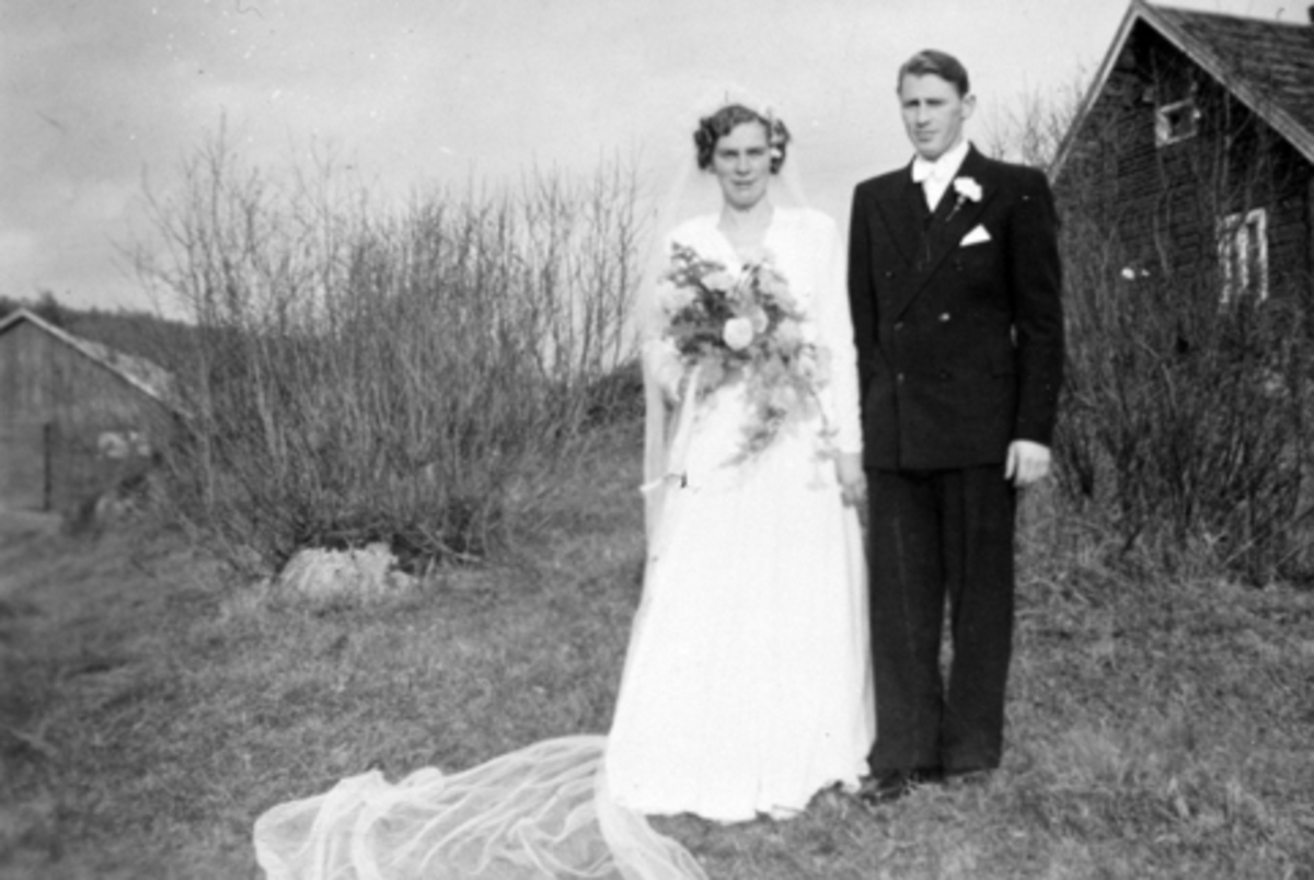 Anno Domkirkeodden, Brudeparet Olave og Leif Holmen, husmannsplassen Rudstuen, Rudshøgda. Plassen er nå revet. Foto 15.10.1949.