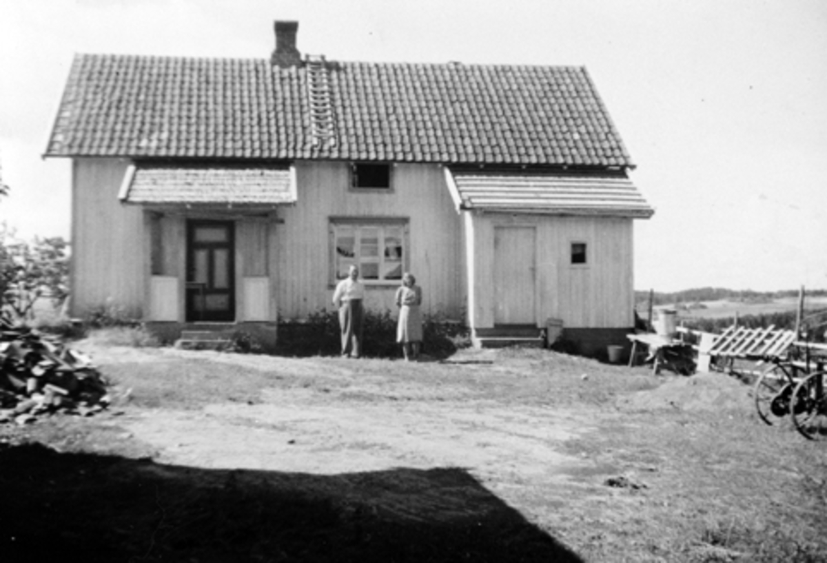 Anno Domkirkeodden, Kaulumsbakken søndre, stuebygningen ble også bare kallt Bakken. Odvar og Helga Bakken foran huset.
