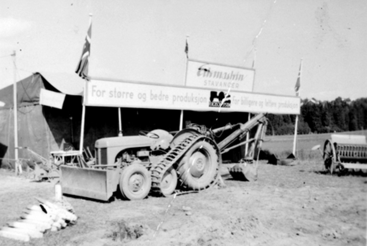 Anno Domkirkeodden, Ringsakerutstillingen i 1953. Traktorgraver fra Eikmaskin. Ringsakerutstillingen ble holdt ved Tingvang og hadde 14000 besøkende.