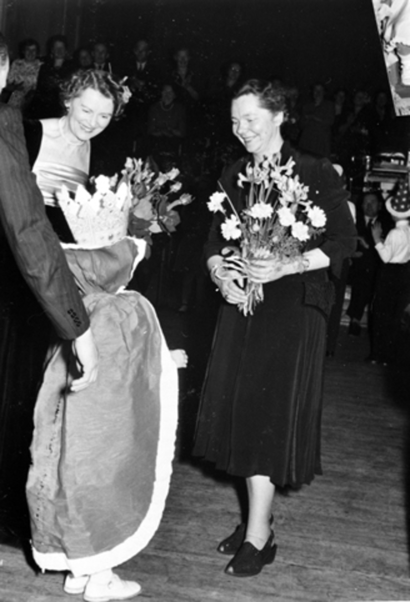 Anno Domkirkeodden, Danseskoleavslutning i Festiviteten, Hamar. Elisabeth Sandberg har spillt piano og får overrakt blomster av "prinsesse" Toril Feiring.