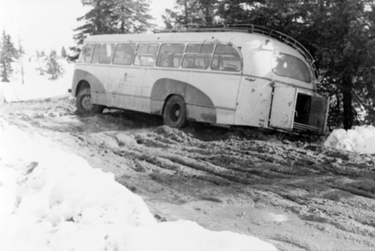 Anno Domkirkeodden, Ljøsheim påsken 1962. Vegen mellom Bergundhaugen ogl Ljøsheim har gått i oppløsning, telehiv, buss fra Lillehammer har kjørt seg fast.