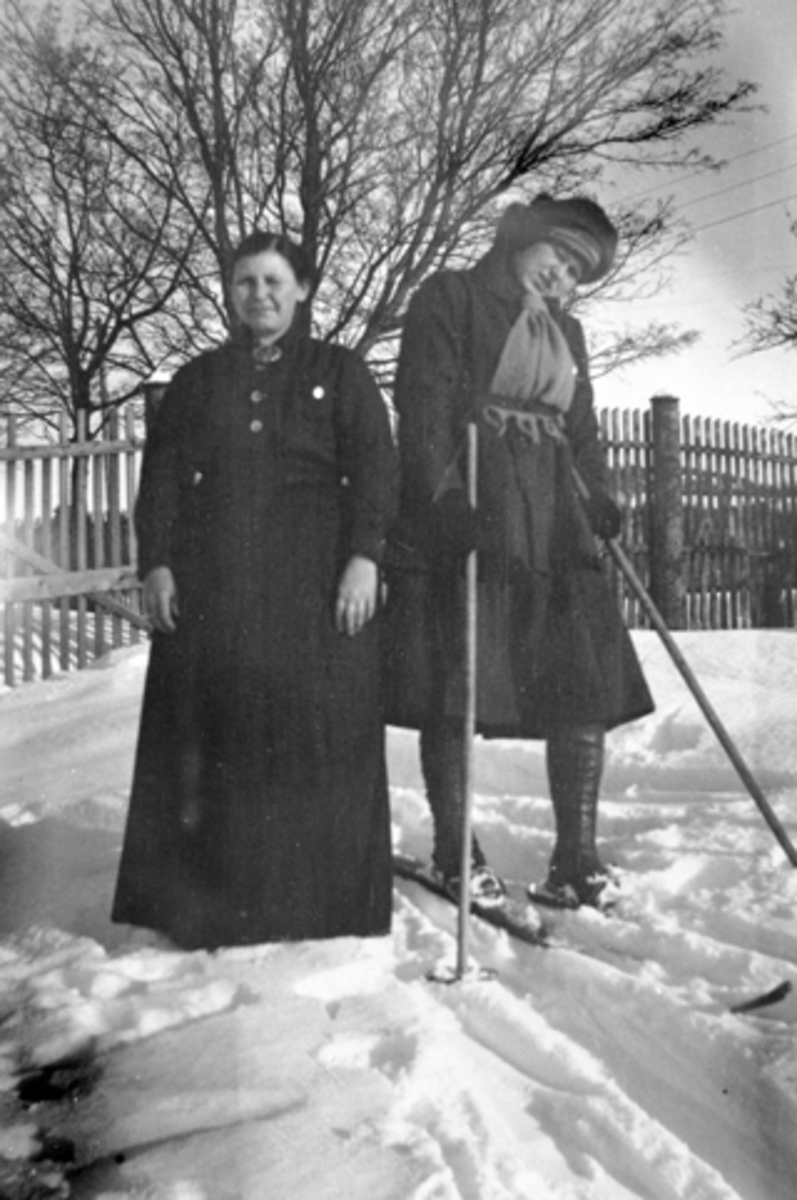Anno Domkirkeodden, Dina Lier og datter Marie med ski på, Mørkved store, Ringsaker.