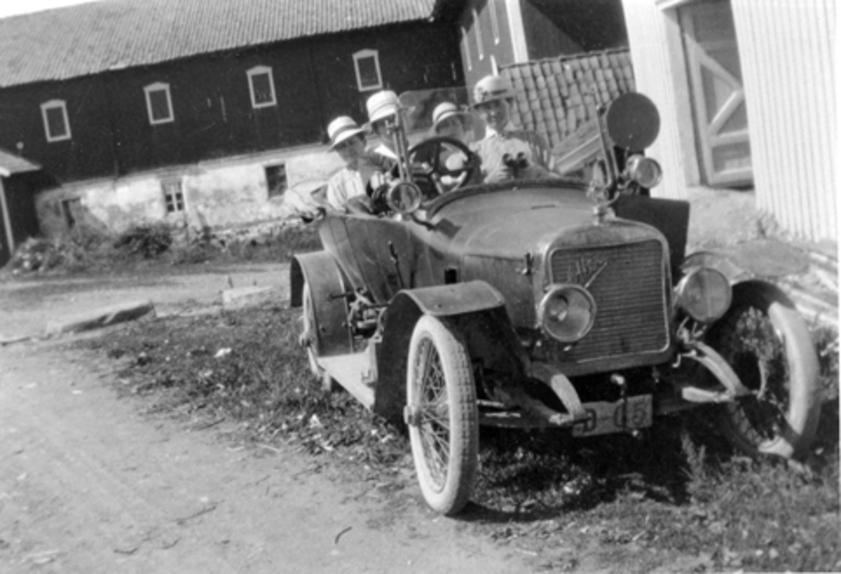 Anno Domkirkeodden, 4 kvinner i personbil Adler D-65 på gardstunet på Mørkved store, Furnes. Foran fra venstre Marie, ukjent. Bak fra venstre Dina Lier og Oddlaug Jevanord.