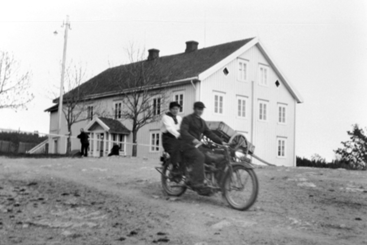 Anno Domkirkeodden, Marie Skyberg F.Lier som passasjer på motorsykkel, fører ukjent. En Harley Davidson fra 1917, magnet modell uten belysning.