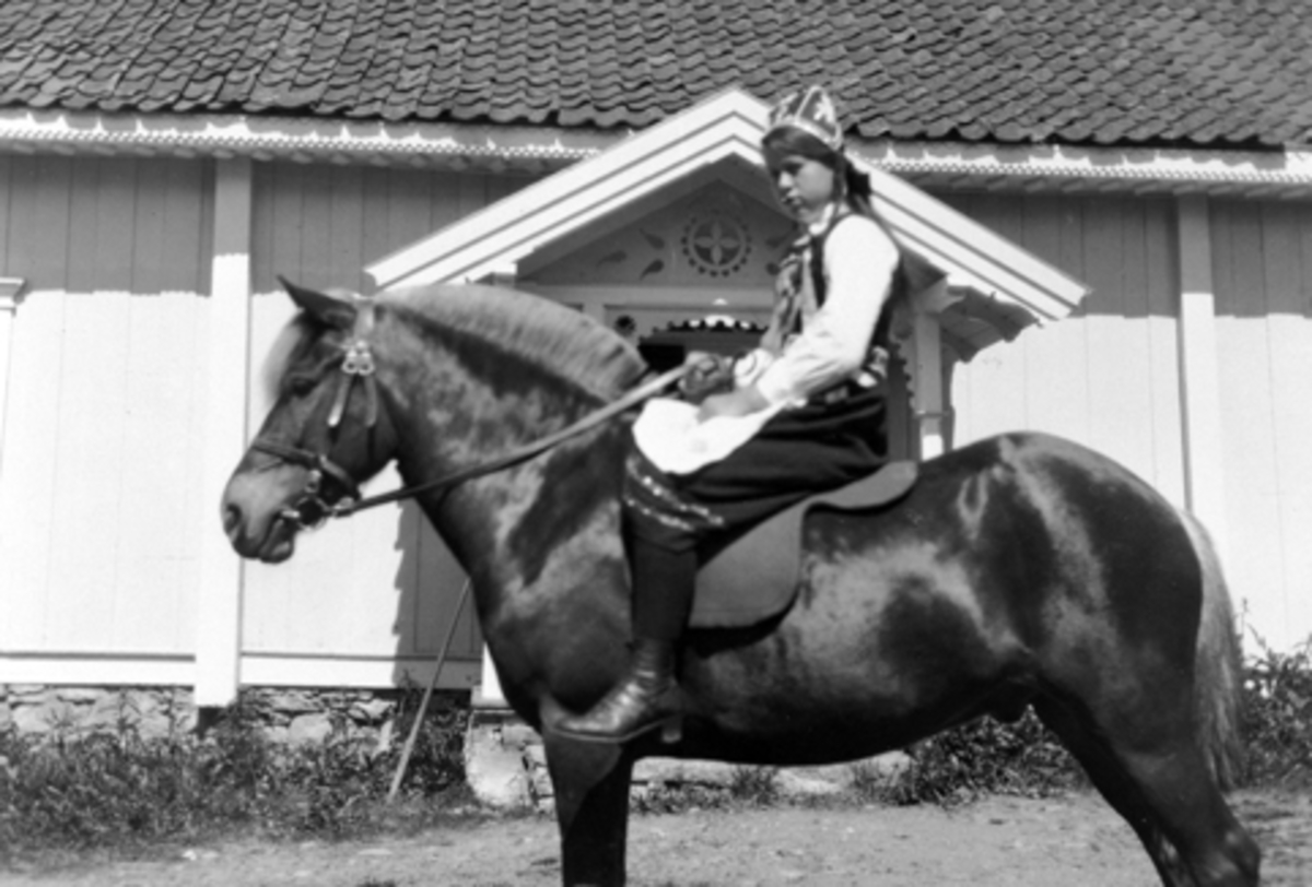 Anno Domkirkeodden, Marie Lier i Hardangerbunad på hesten "Sussen" på Mørkved store i 1914.
