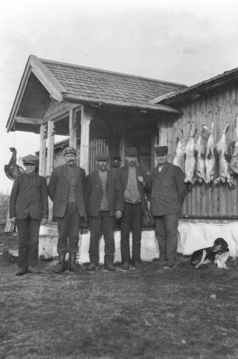 Anno Domkirkeodden, Harejeger på Nysetra, Øyungen i 1918. Fra høyre er Ola Andersen og Sigvart Jovall, resten er ukjent.
