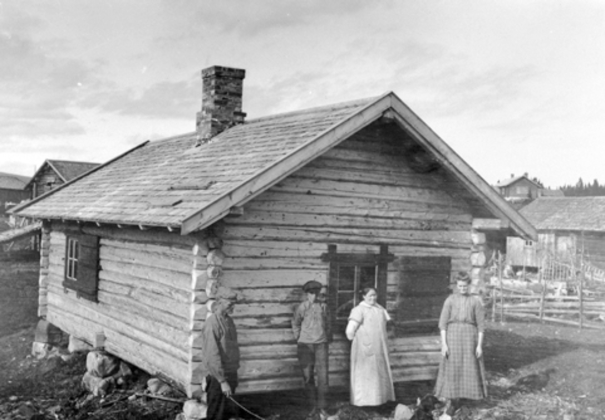 Anno Domkirkeodden, Seterhus på Nysetra, Øyungen, Ringsakerfjellet. Fra venstre er ukjent, Per Lier, meierske Gønner Olsen og Oline Finstad.
